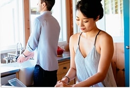 Pareja en una cocina