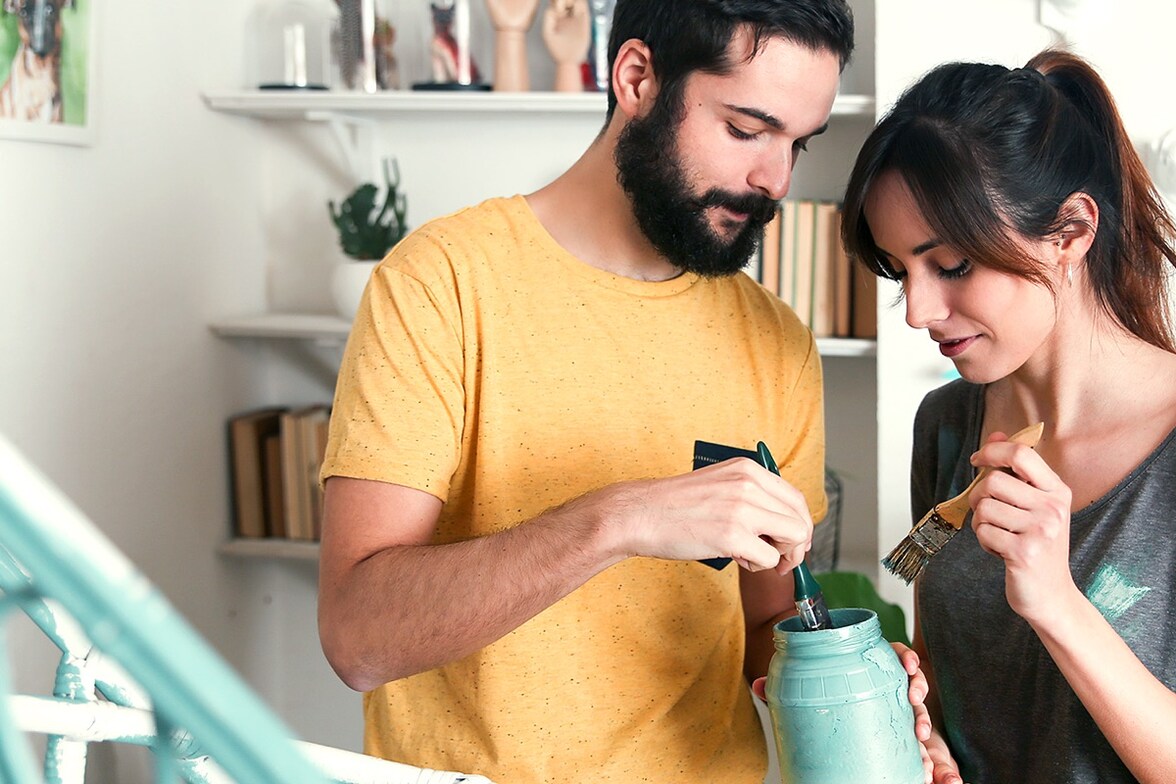 Foto de pareja con tarro de pintura 