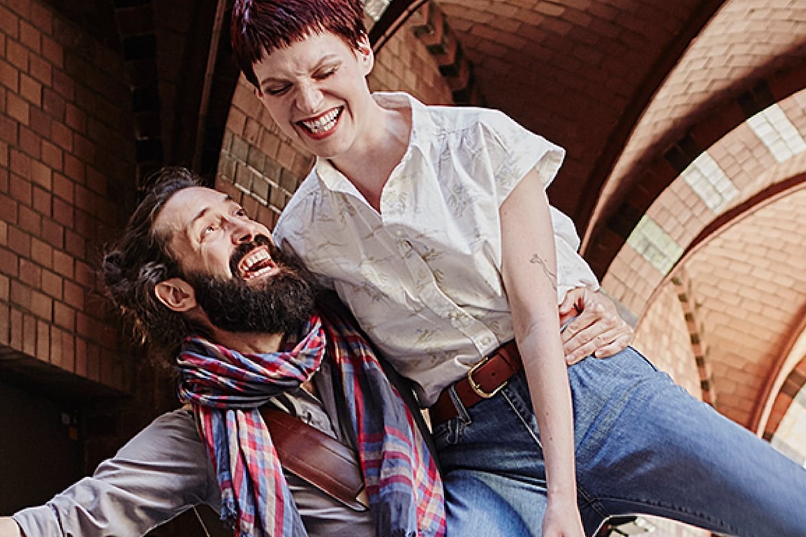 Pareja sonriendo tomada de arriba