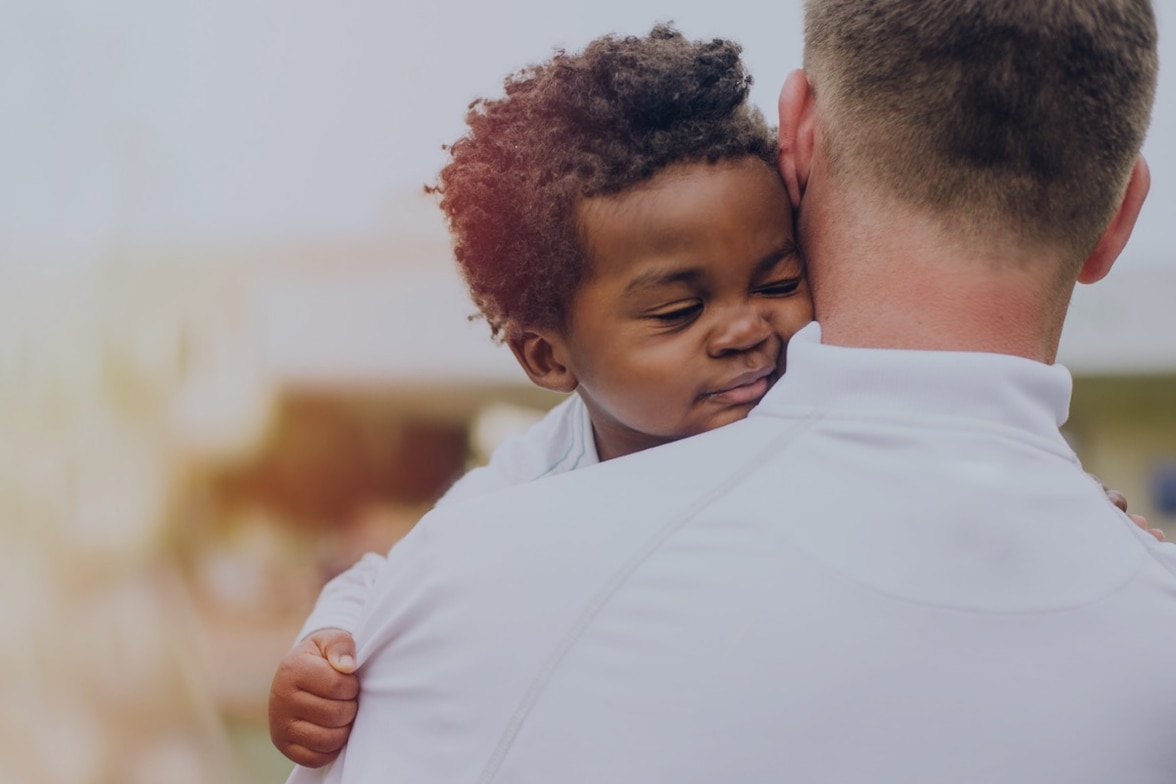 Padre de espaldas con bebe en brazos