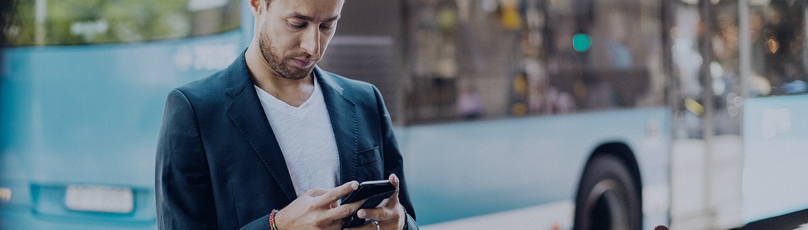 Hombre con celular en mano