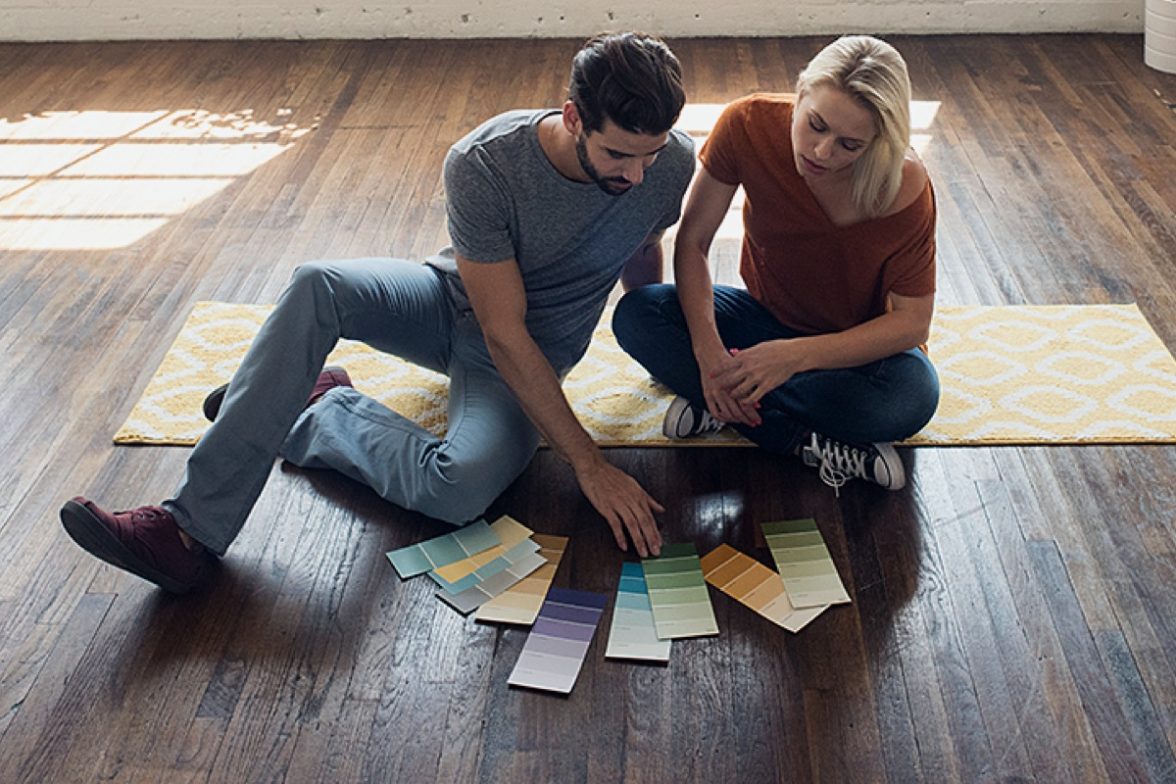 Pareja mirando carta de colores de pinturas