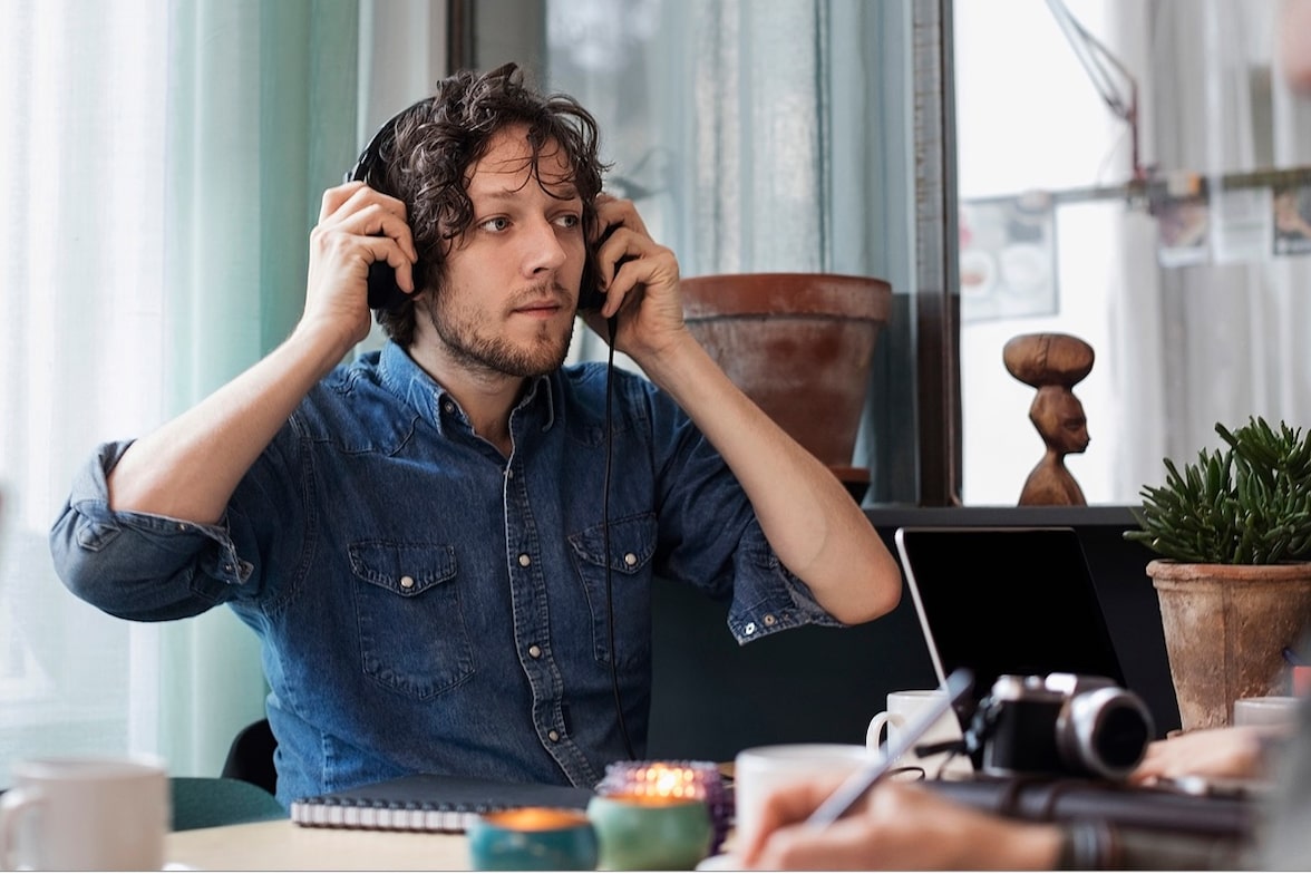 Hombre con auriculares