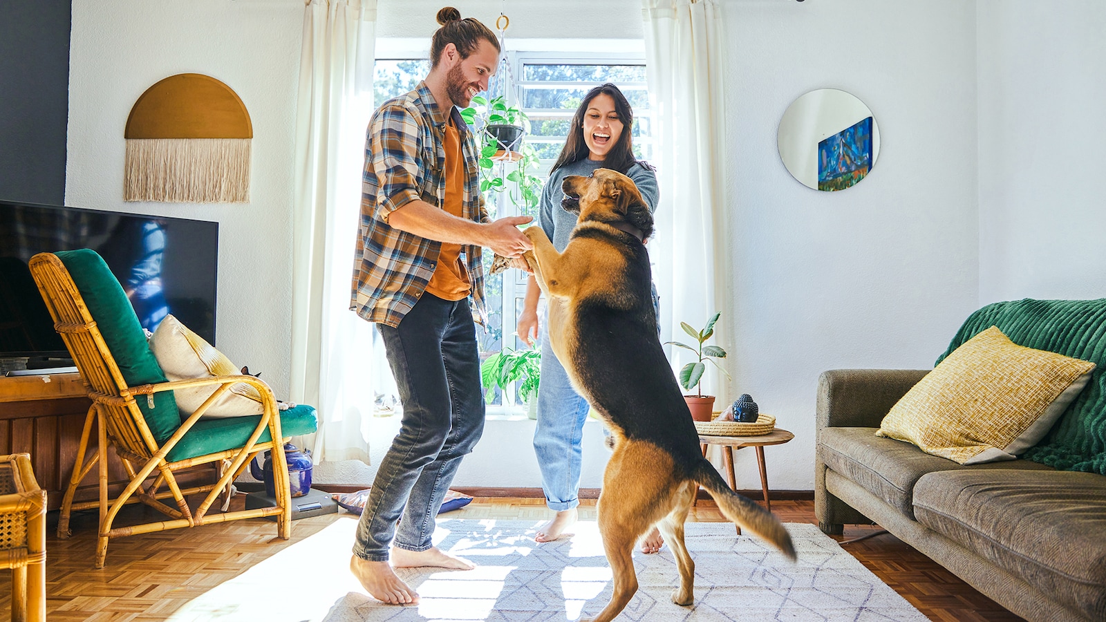 Pareja bailando con un perro