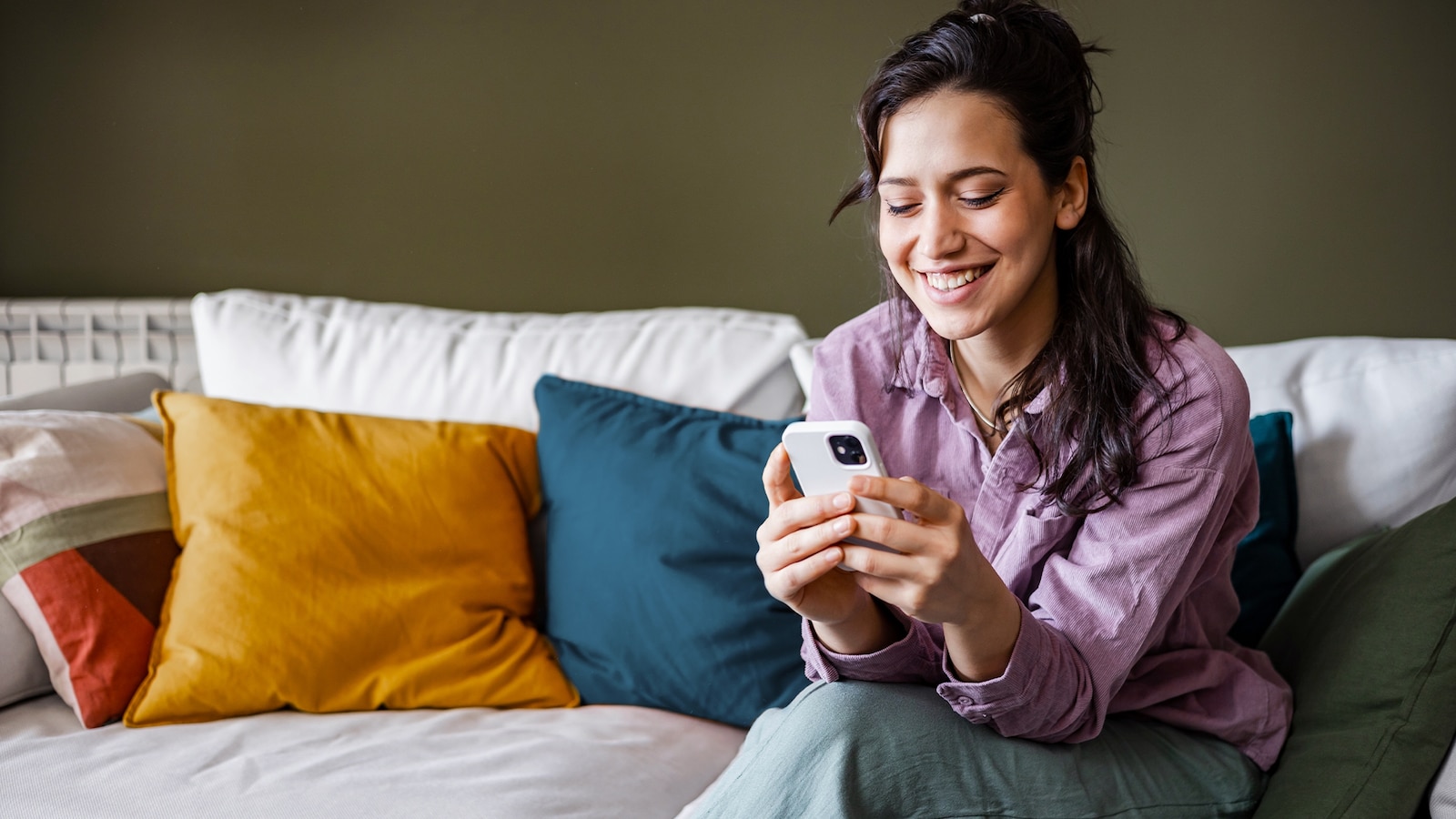 mujer con celular en la mano 