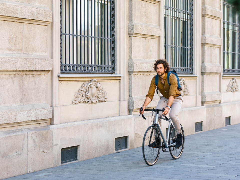 chico en bicicleta