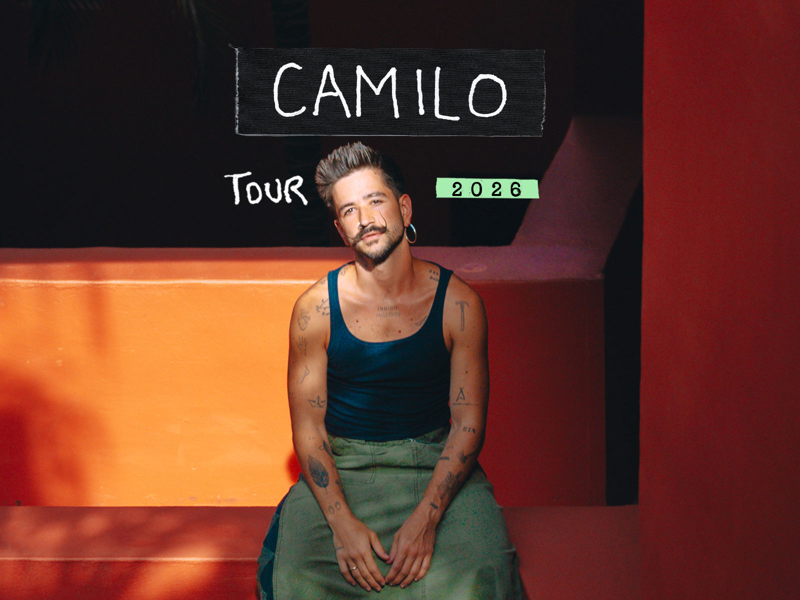 familia jugando con un auto hecho de tacho 