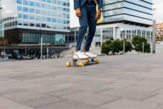 hombre en una patineta 