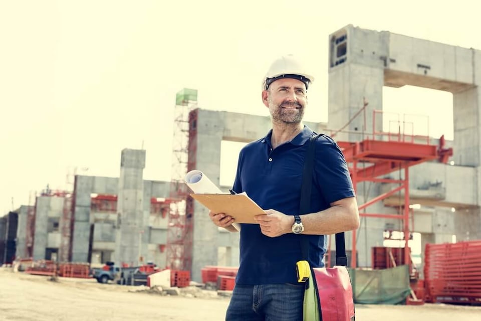 Arquitecto o ingeniero en una obra 