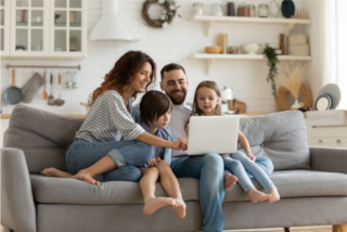 familia con pc 