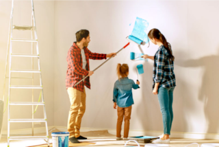 Foto de pareja con tarro de pintura