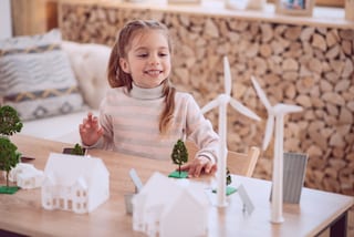 Foto de niña jugando con casita y molinos 