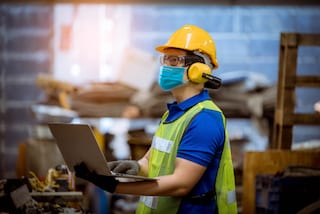 Hombre trabajando en una industria 