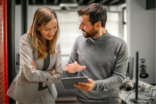 Hombre y mujer hablando con una tablet
