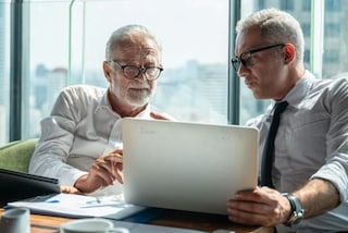 Hombres de negocios con pc 