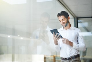 hombre con una tablet