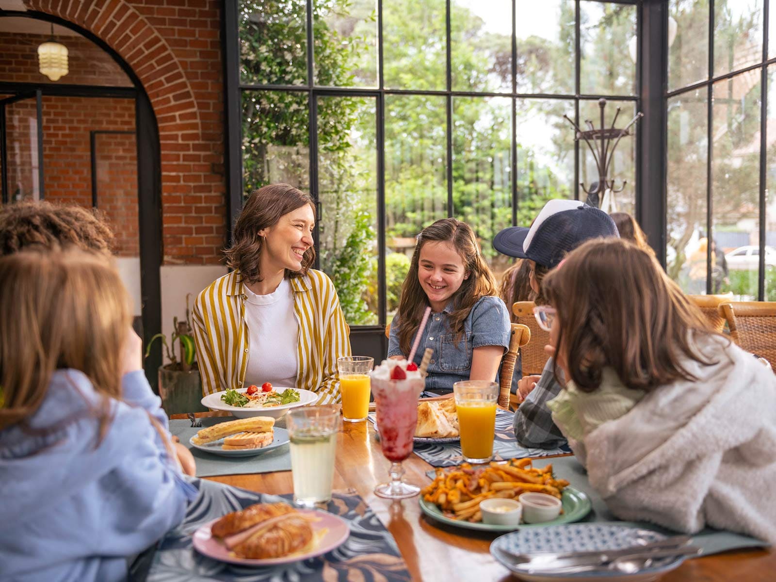 madre y niños merendando