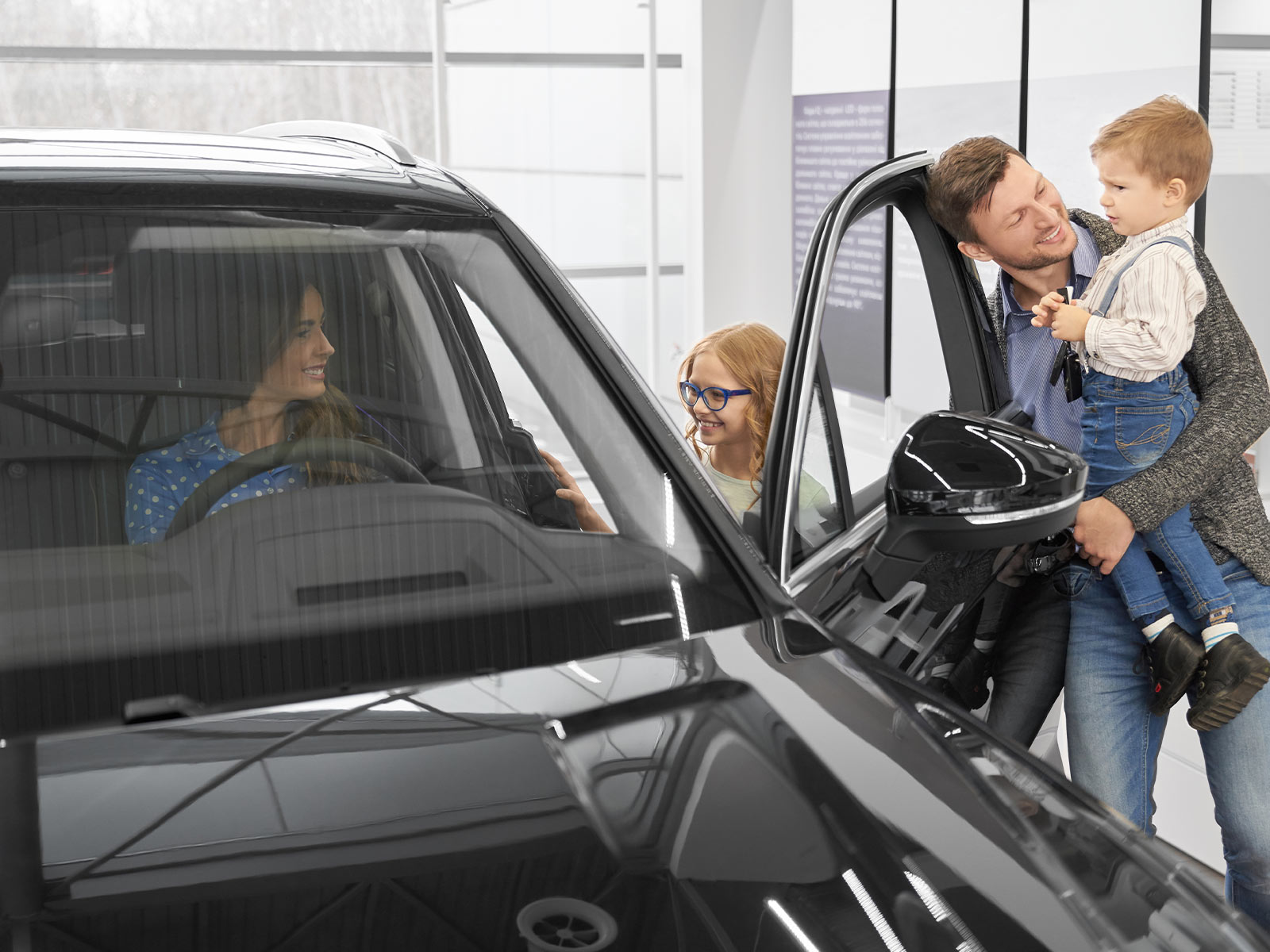 familia jugando con un auto hecho de tacho 