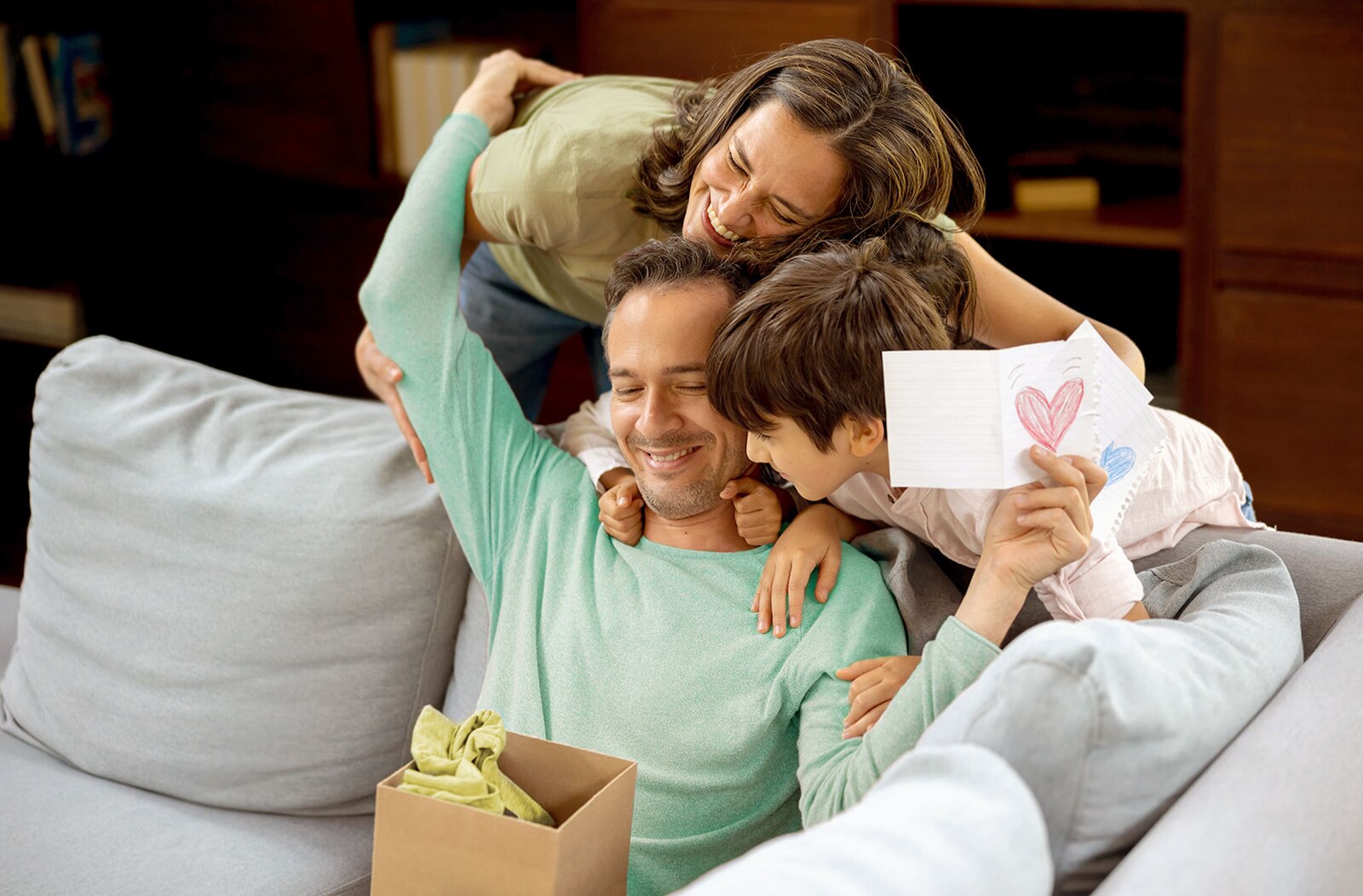 familia abrazando un padre