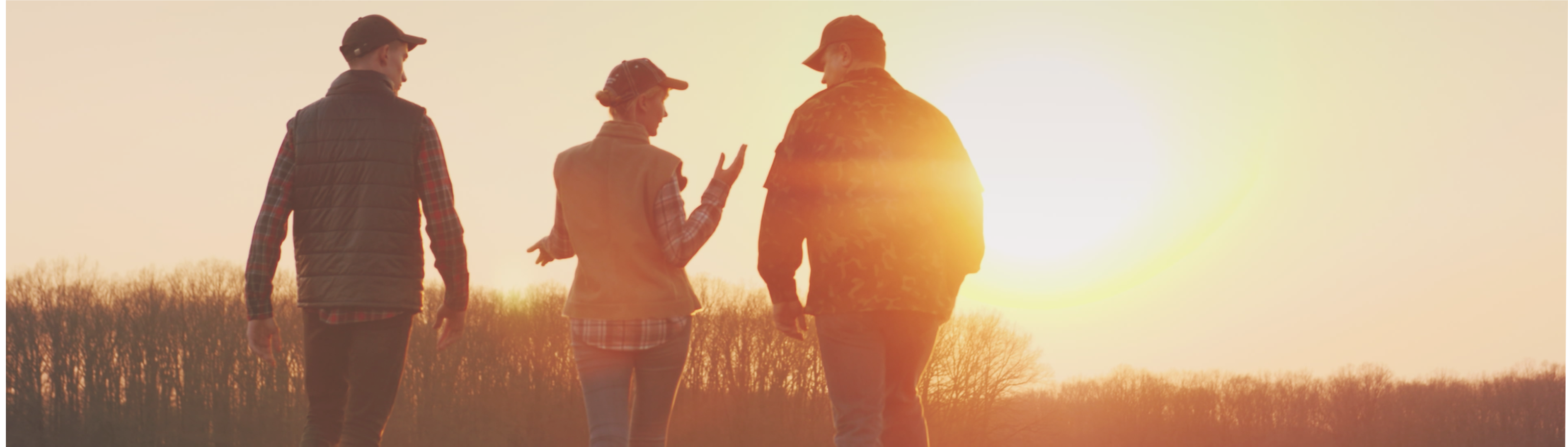 Personas caminando en un campo