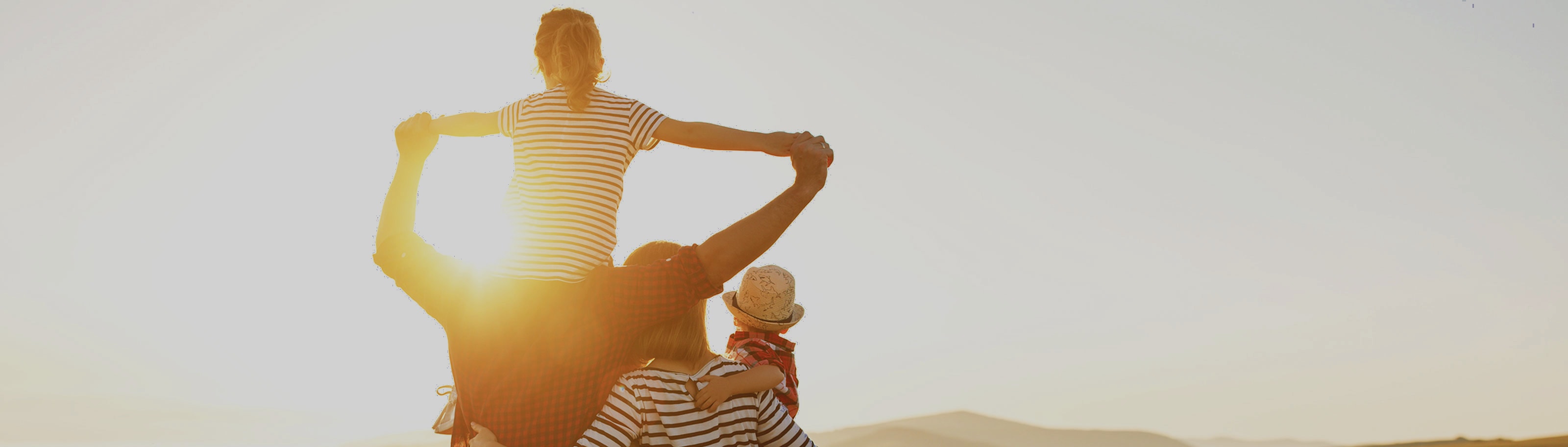 Familia viendo el atardecer 
