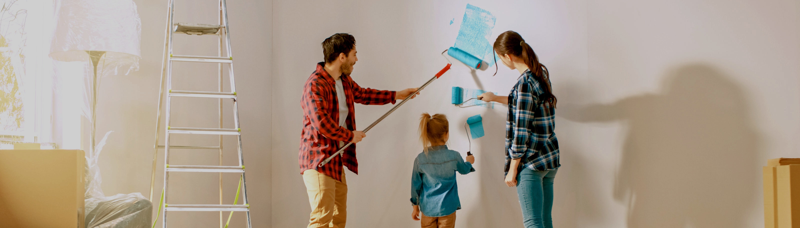 familia pintando pared 
