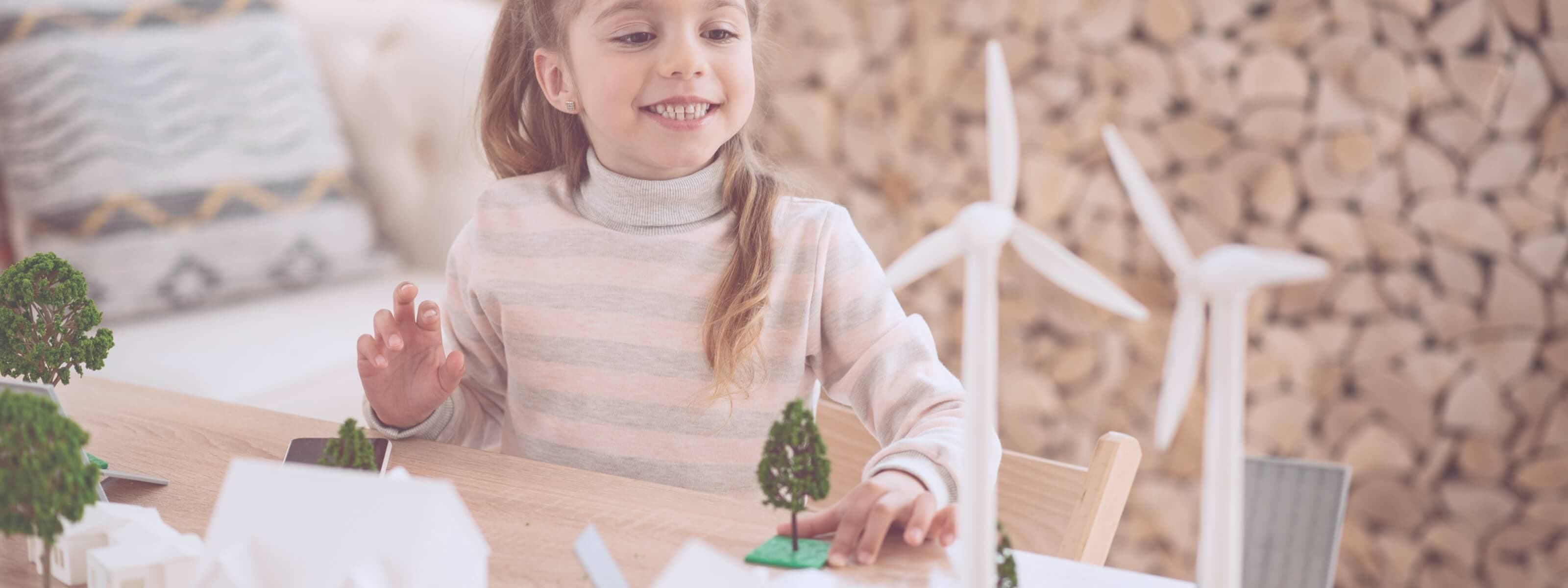 niña jugando con casitas 