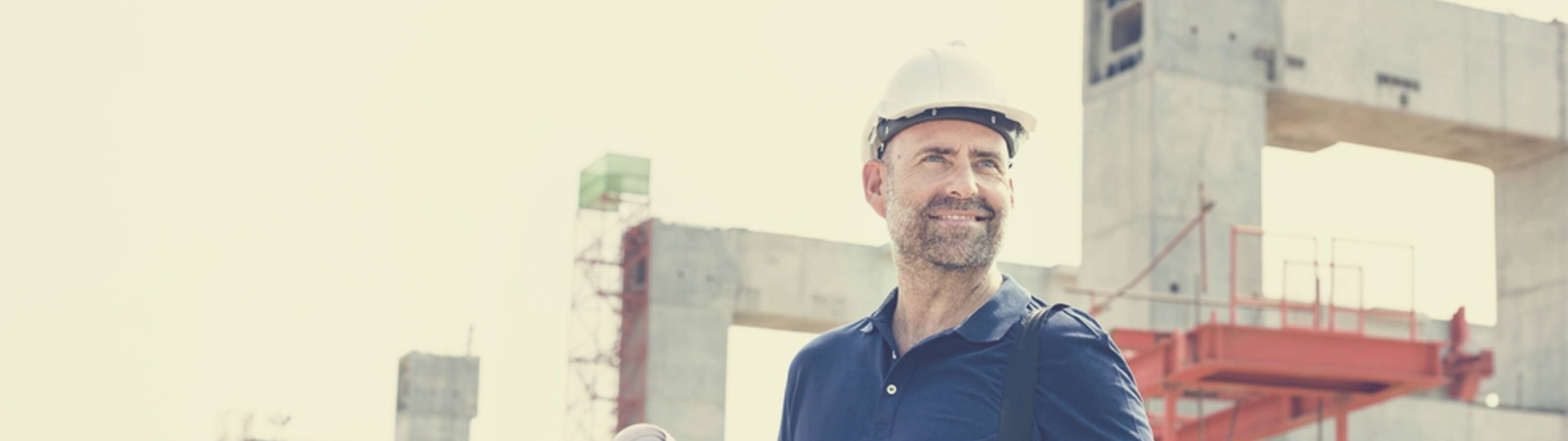 hombre arquitecto o ingeniero trabajando en una obra