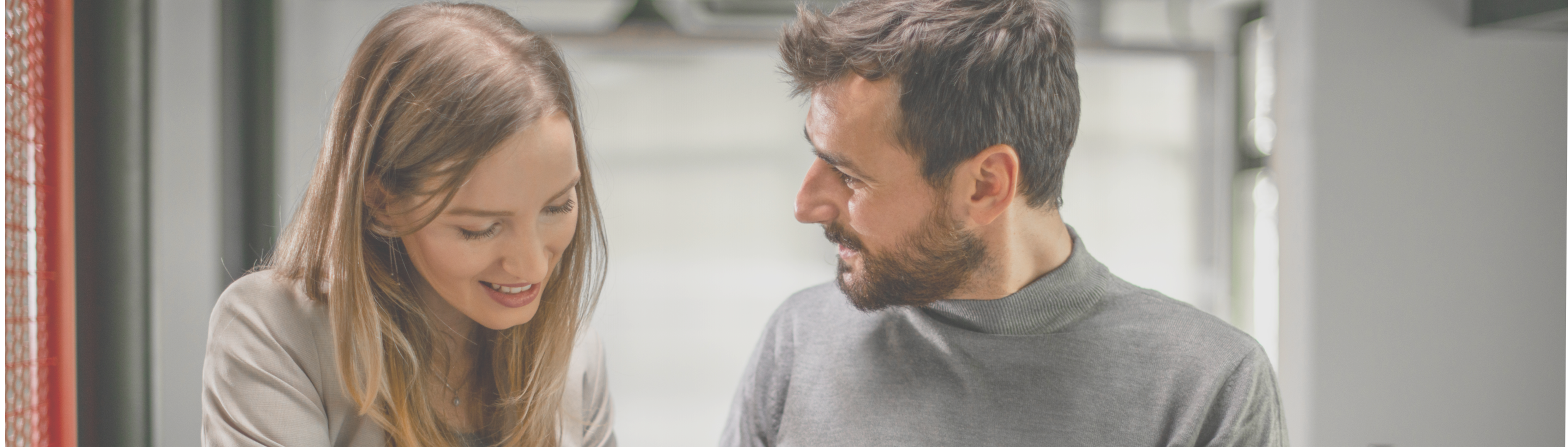 hombre y mujer conversando y viendo una tablet