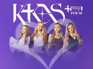 familia jugando con un auto hecho de tacho 