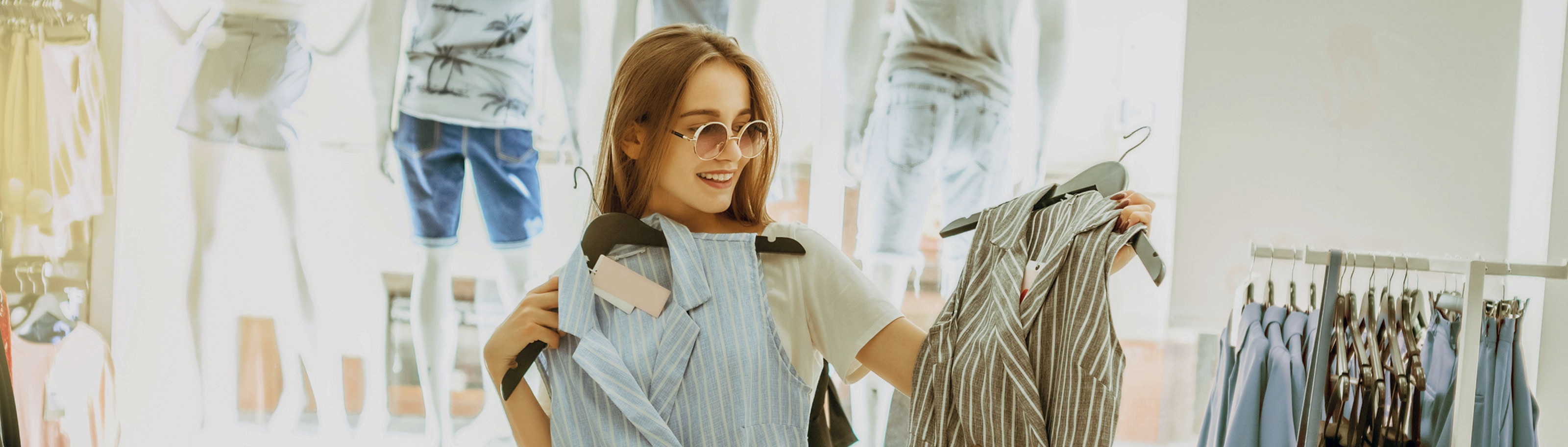 chica eligiendo ropa en una tienda