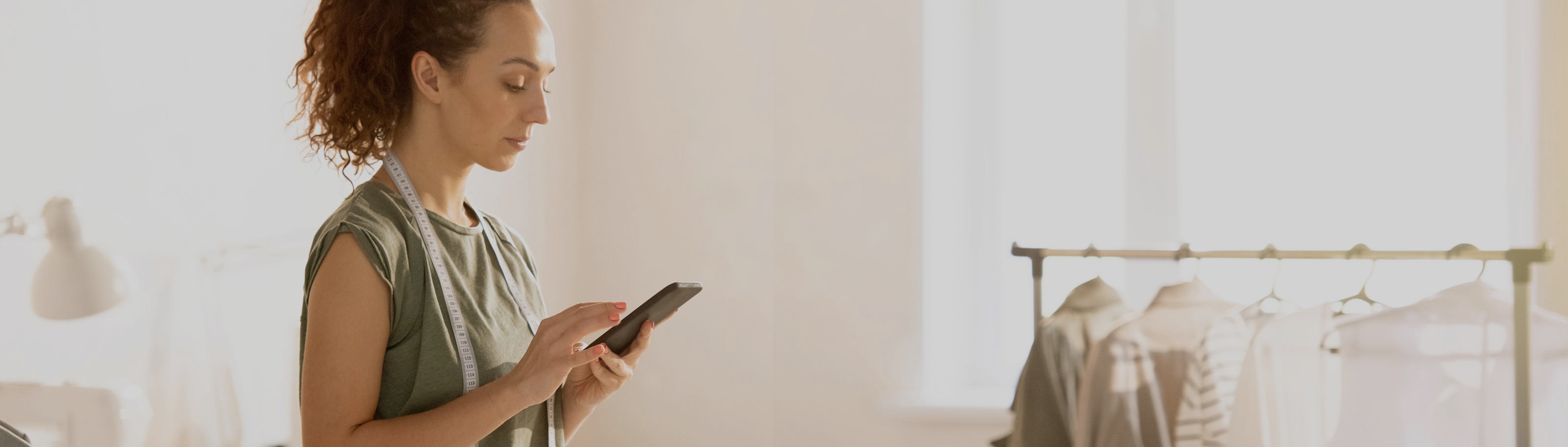 mujer caminando con una tablet