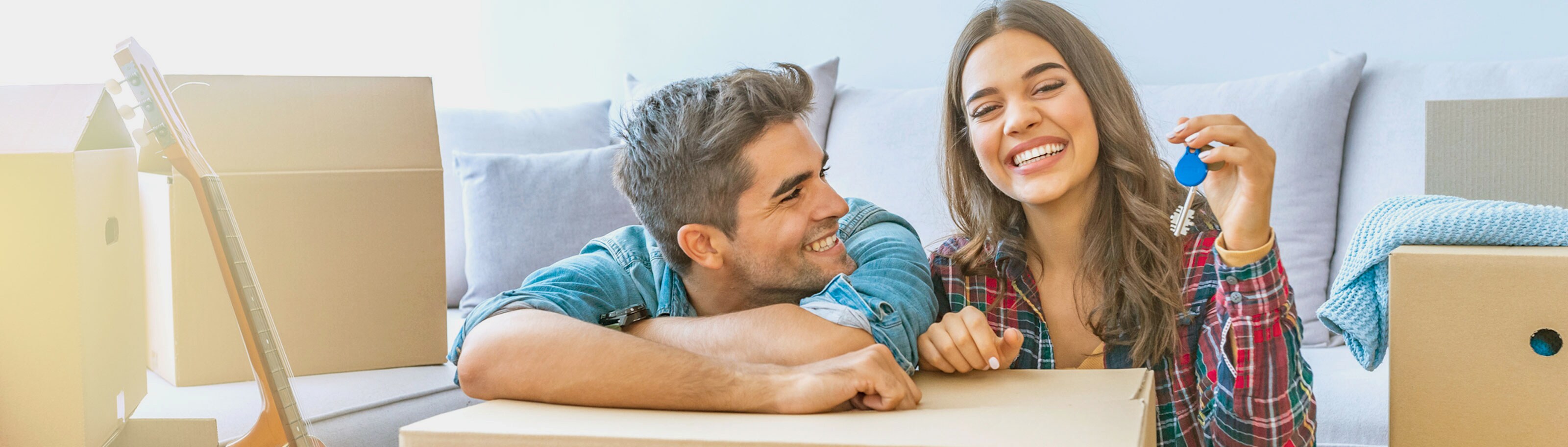 Pareja en un sofá conversando