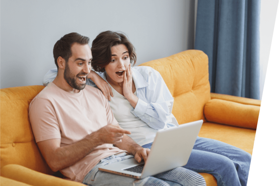 pareja sorprendida frente a una pc